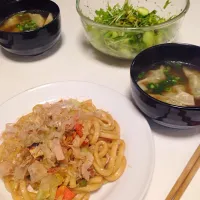 Snapdishの料理写真:今日の食卓 やきうどん 餃子のスープ 水菜とキュウリのサラダ！|chieさん