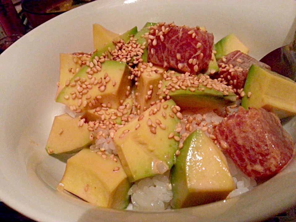 マグロとアボカドの漬けマヨ丼(✿´³`✿)