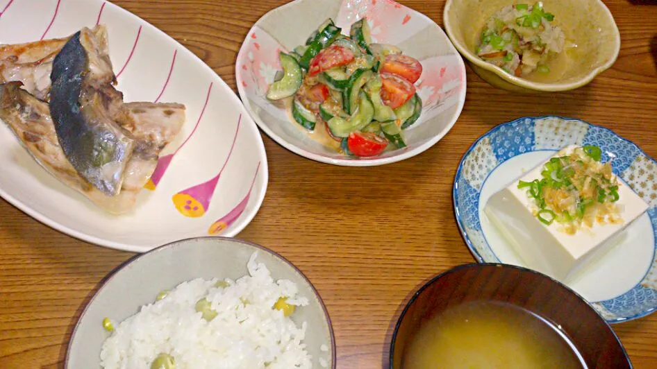 Snapdishの料理写真:・鰤のカマ焼き
・トマトと胡瓜のゴマドレッシング和え
・椎茸の大根おろし和え
・冷や奴
・春キャベツと三つ葉の味噌汁
・豆ごはん|ようかんさん