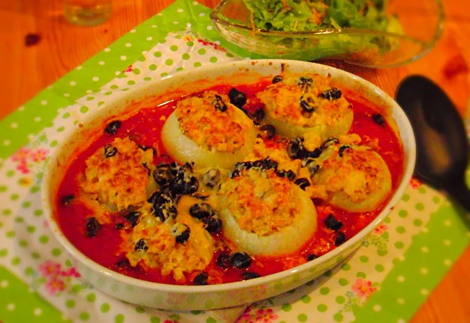 Filled onions in tomato sauce with olives and Parmesan cheese|Fujiko Toyohashiさん