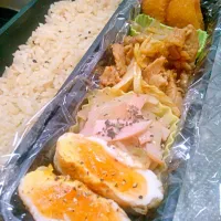 Snapdishの料理写真:4/22　お弁当
★半月目玉焼き
★玉ねぎとハムのオリーブオイルソテー
★豚肉とキャベツのコチュジャン炒め
★もやしのゴマ和え
★ｺｰﾝｸﾘｰﾑｺﾛｯｹ(冷凍)|Chimさん