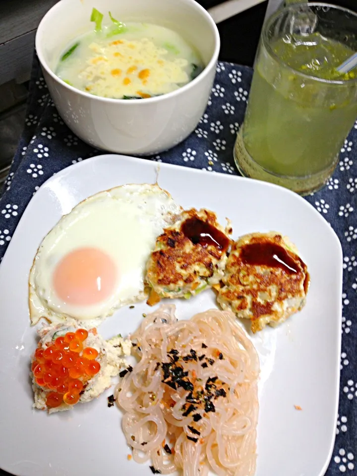 今朝は豪華。白菜とほうれん草のチーズドリア。糸こんタラコもあらたに、作った。それから、つくねね(^ ^)|ハルさん