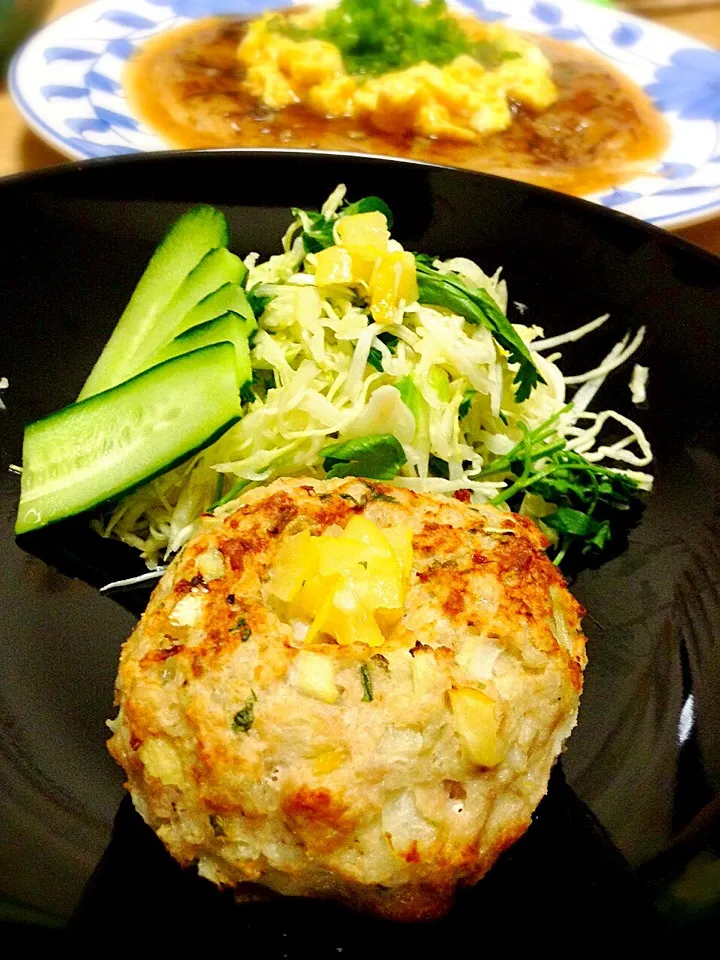 塩日向夏を使った料理  マグロバーグと春キャベツのサラダ|かずきっちんさん