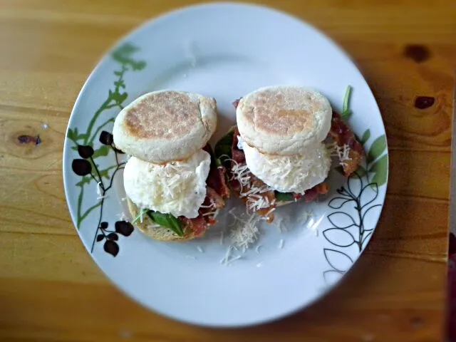 Poached egg, bacon and spinach English muffins with grated asiago|Fe's kitchenさん