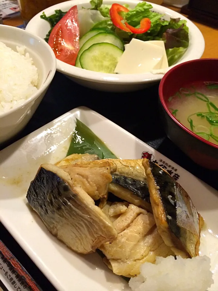 ランチは、鯖の塩焼きと、野菜サラダ。

ただし鯖塩は、プクプク。^^;|Takashi H.さん