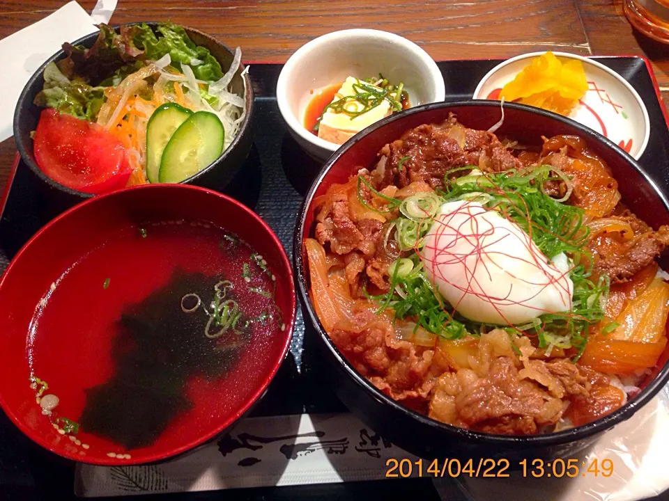 京都は、伏見桃山で昼食『特選和牛の牛飯定食』|コージ💫さん