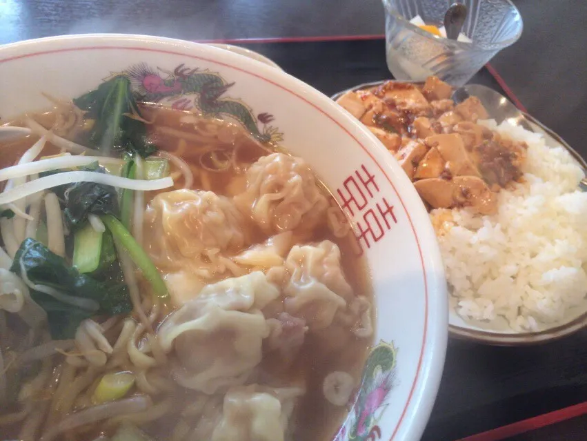 Snapdishの料理写真:【日替定食】ワンタン麺と小麻婆豆腐丼を頂きました。|momongatomoさん