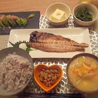 Snapdishの料理写真:本日の夕飯。焼き魚定食。|伊藤栄美さん