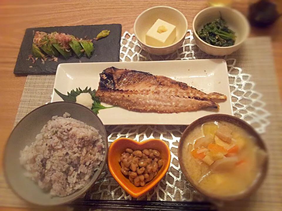 本日の夕飯。焼き魚定食。|伊藤栄美さん