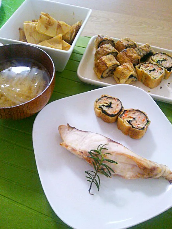 ☆鯛のローズマリー焼き＊筍煮物＊油揚げと海苔で野菜肉巻き＊大根味噌汁＊ごはん|ｼｮｺﾗさん