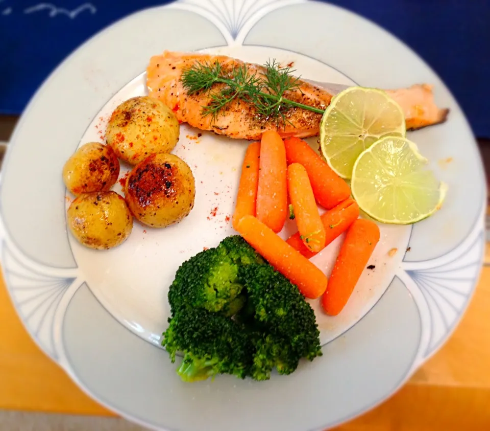 Caramelized Salmon with new potatoes and vegetables|Beate Weissenbergerさん