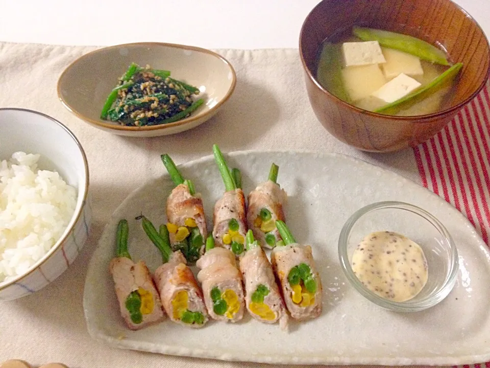 Snapdishの料理写真:いんげんとコーンの豚肉巻き・ほうれん草の胡麻和え・お味噌汁(豆腐、絹さや|Accaさん