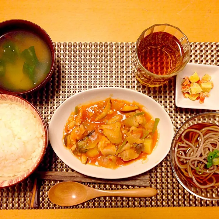 Snapdishの料理写真:鶏と葉ごぼうのトマト煮  お土産で頂いた越前そば サツマ芋のお味噌汁|中西 ツヨシさん