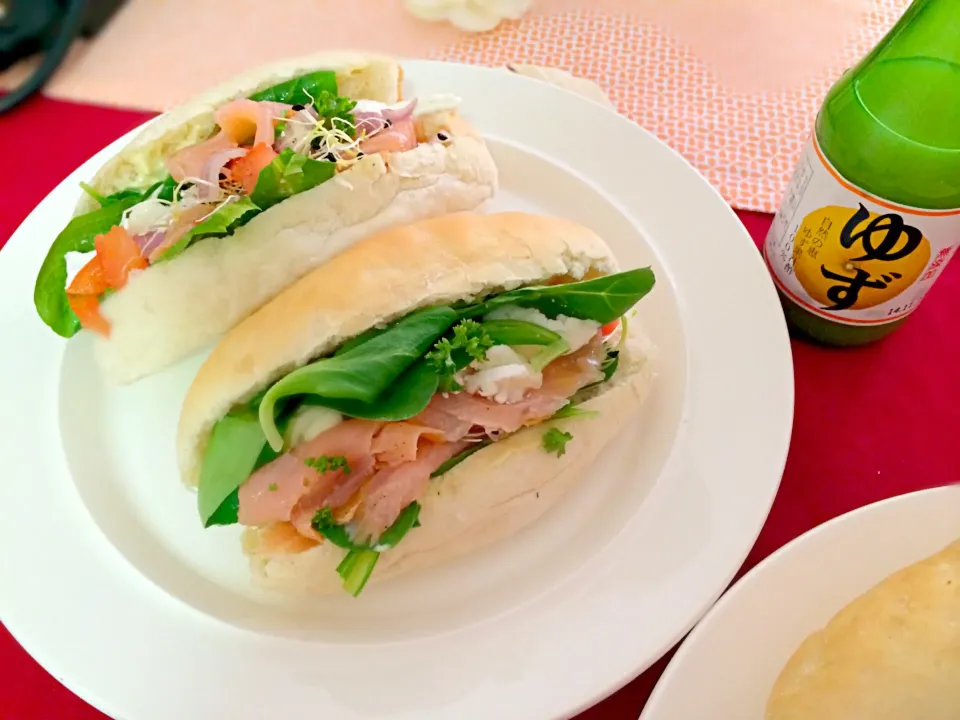 Sandwiches(marinated by yuzu) ゆず果汁でマリネしたスモークサーモンと野菜のサンドイッチ|chocolatteさん