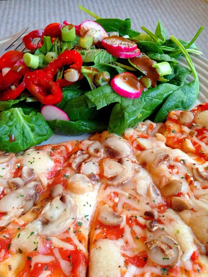 Fungi pizza and spinach salad|Fionaさん