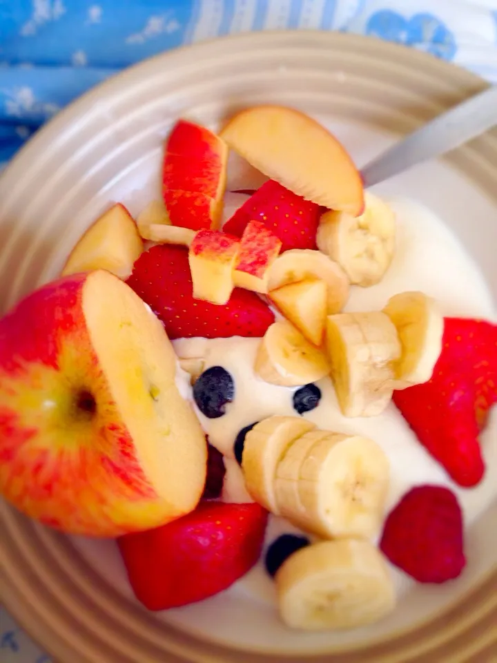 Yogurt and fruit breakfast|Fionaさん