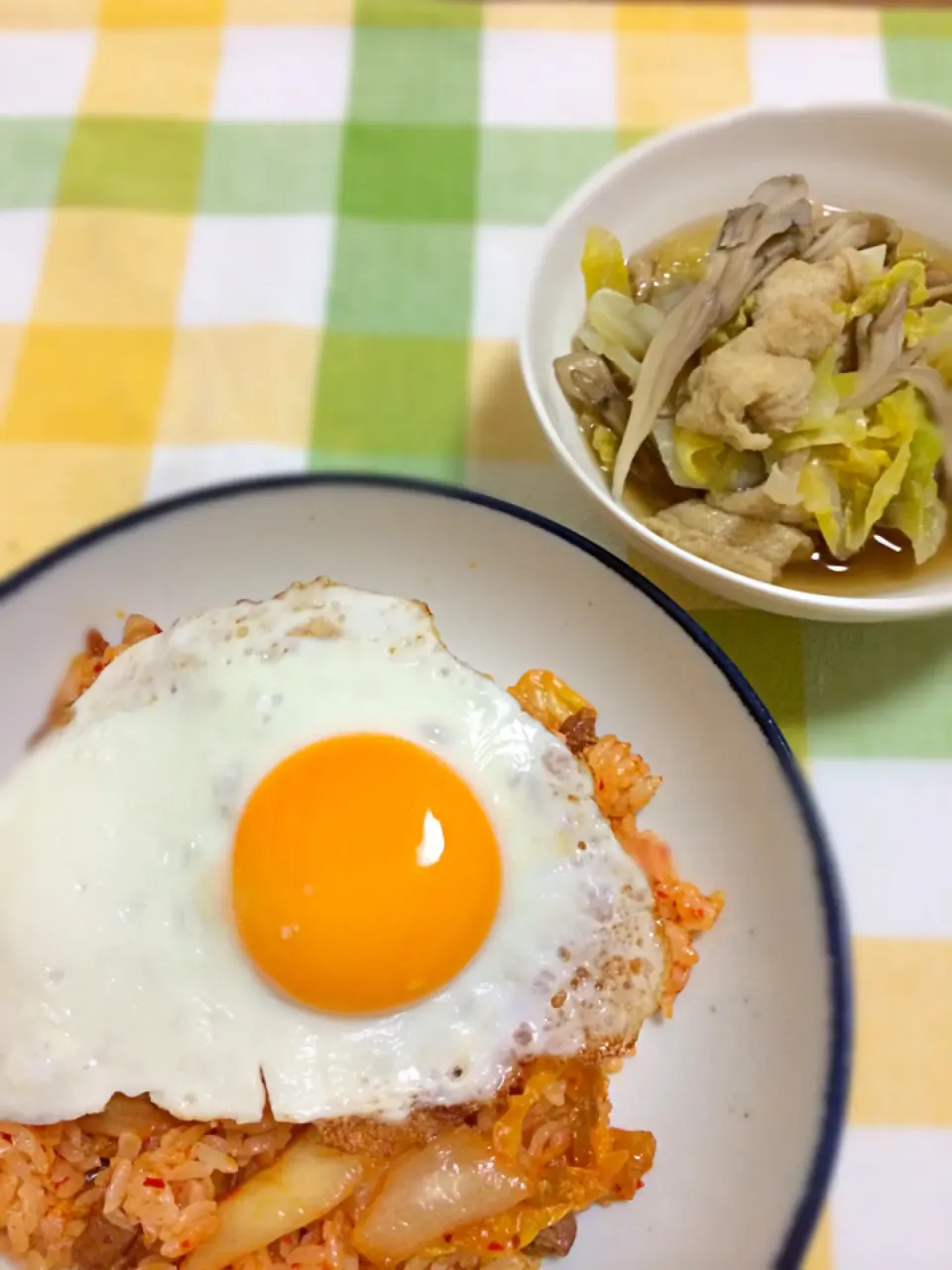 本日のお夕飯。キムチチャーハンとキャベツ、舞茸、南関揚げの煮浸し。|みきさん