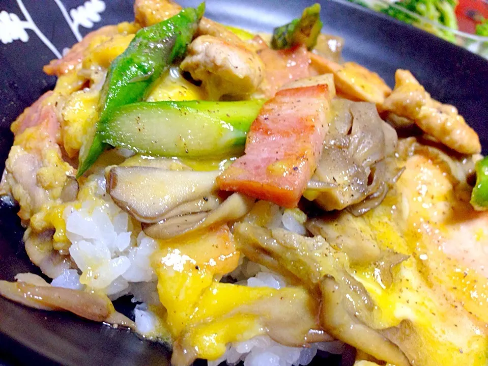 カルボナーラ風親子丼、ブロッコリーのサラダ|虎キチ6さん