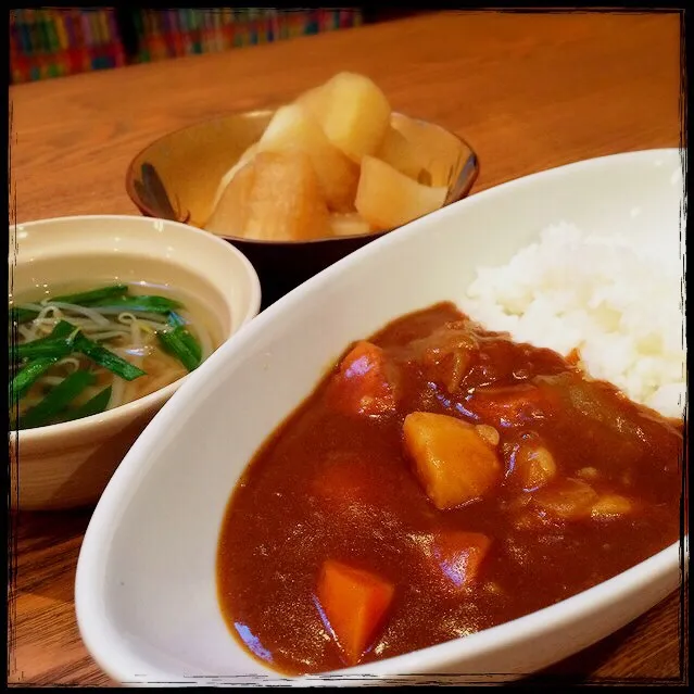 Snapdishの料理写真:普通の晩ご飯どぇーすのʕ-̼͡-ʔ王道家庭カレー・ダイコーン炊いたん（似非関西人ゴメーンあっさーせ）・モヤーシ＆ニラーのプースーʕ-̼͡-ʔ🍛|七海さん