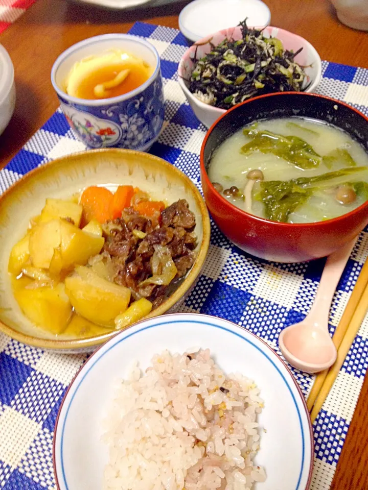 肉じゃが、ひじきの酢の物、卵豆腐、具沢山味噌汁、ご飯|クロエさん