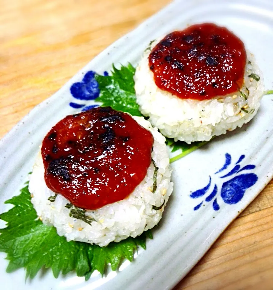 カゴメトマトケチャップさんのトマトみその焼きおにぎり|しょうこさん