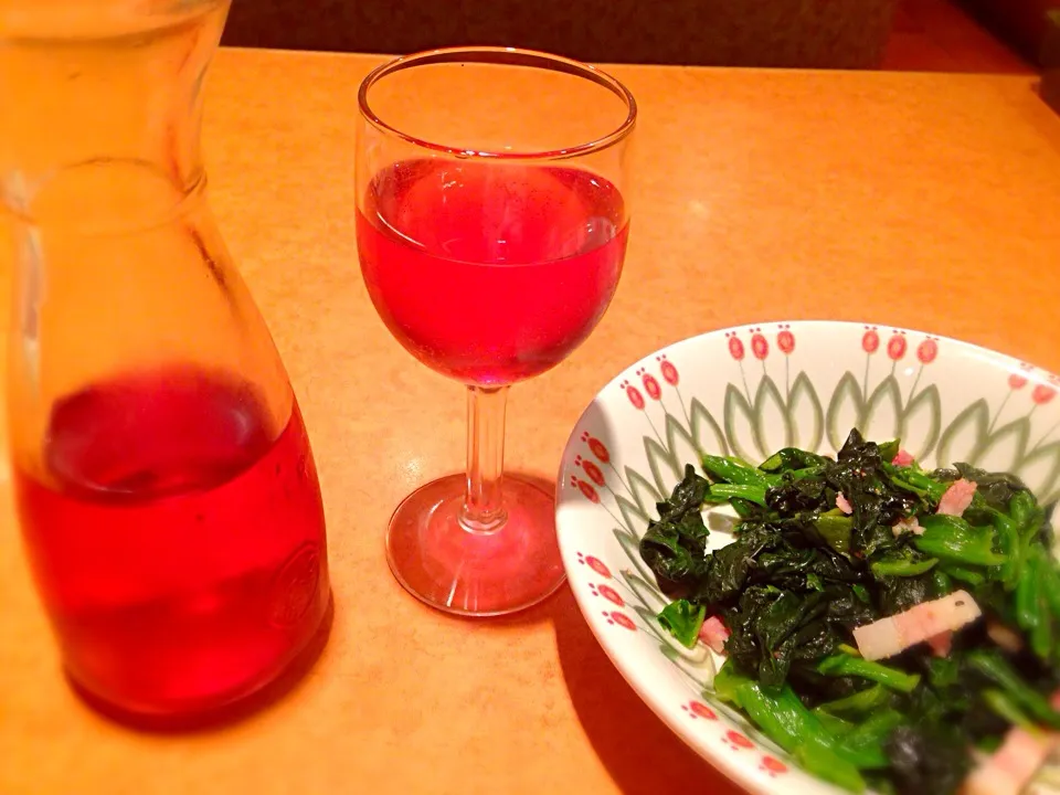 Snapdishの料理写真:サイゼリヤ  ランブルスコ ロゼとほうれん草のソテー🍷|ゆうじ.さん