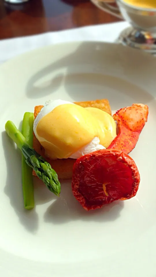 Snapdishの料理写真:egg benedict@shangrila hotel|ayasmin:Pさん