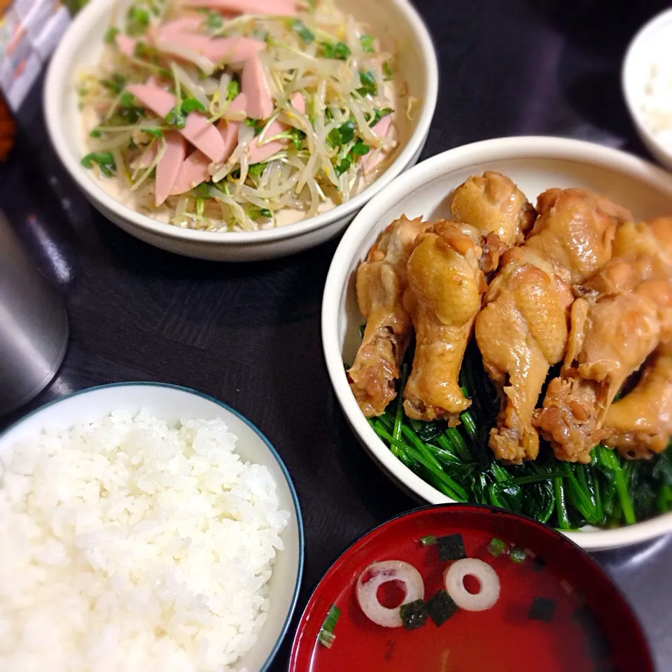 今日の晩ご飯は手羽元の甘辛煮(ほうれん草添え)、もやしサラダ、お吸い物。|ゆえさん