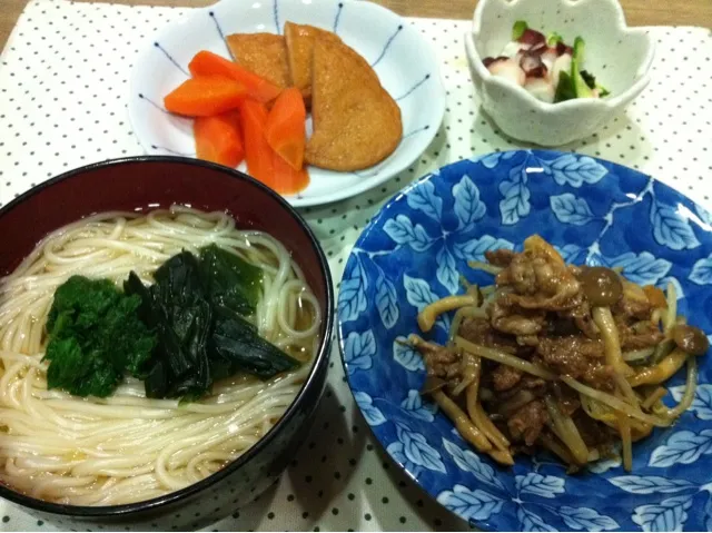 温冷麦・牛肉とモヤシしめじ焼肉たれ炒め・人参とさつま揚げ煮物・タコとキュウリわかめ酢の物|まーままさん