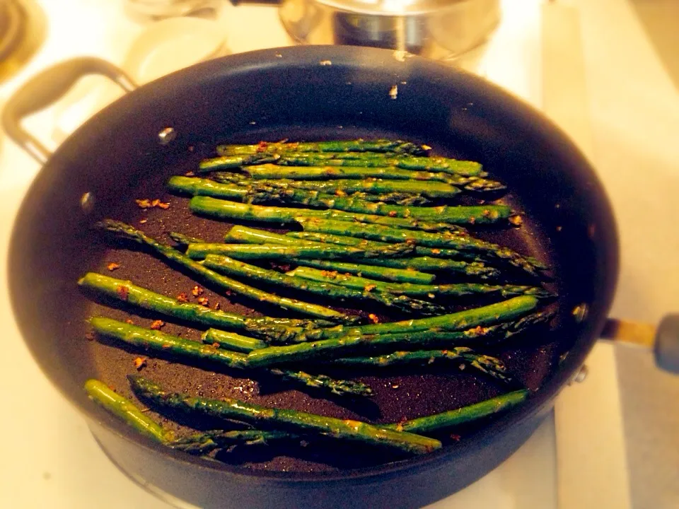 Pan fried asparagus with garlic and grape see oil 🍇👌|Jessica Cさん