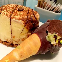 Mini caramel cake & pistachio mini-cone|Jonathan Angさん