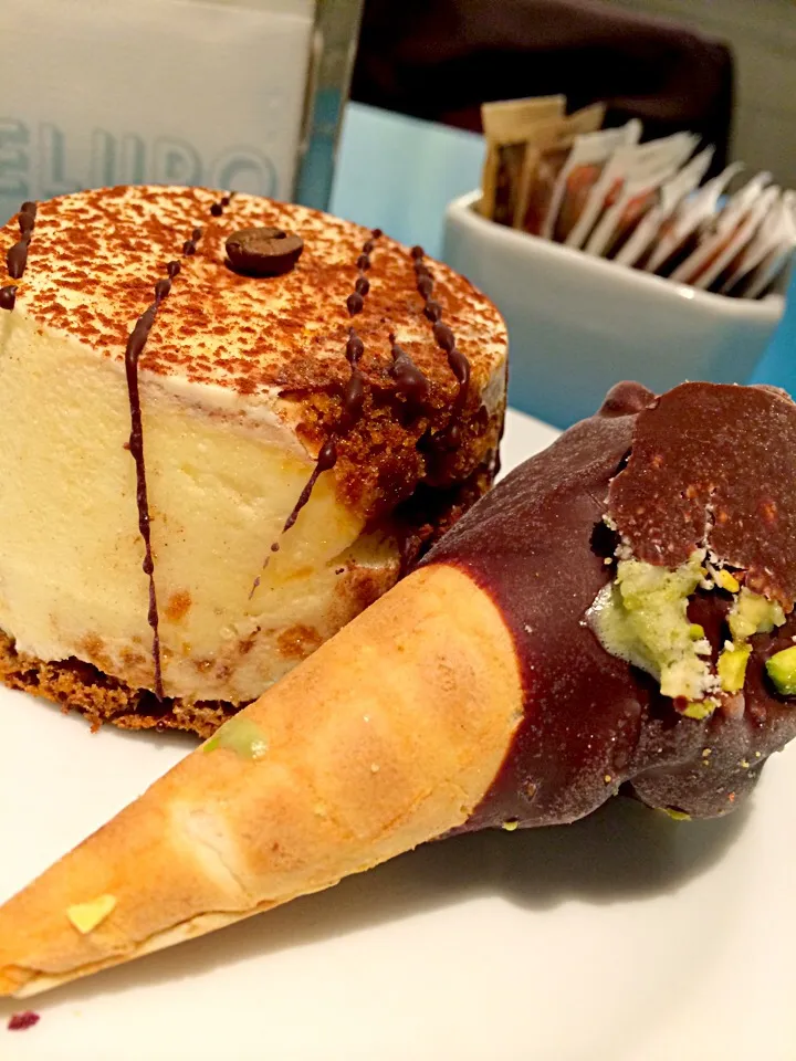 Snapdishの料理写真:Mini caramel cake & pistachio mini-cone|Jonathan Angさん