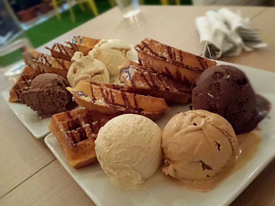 Snapdishの料理写真:🍦 triple icecream waffle🍦|Yvonne C.さん