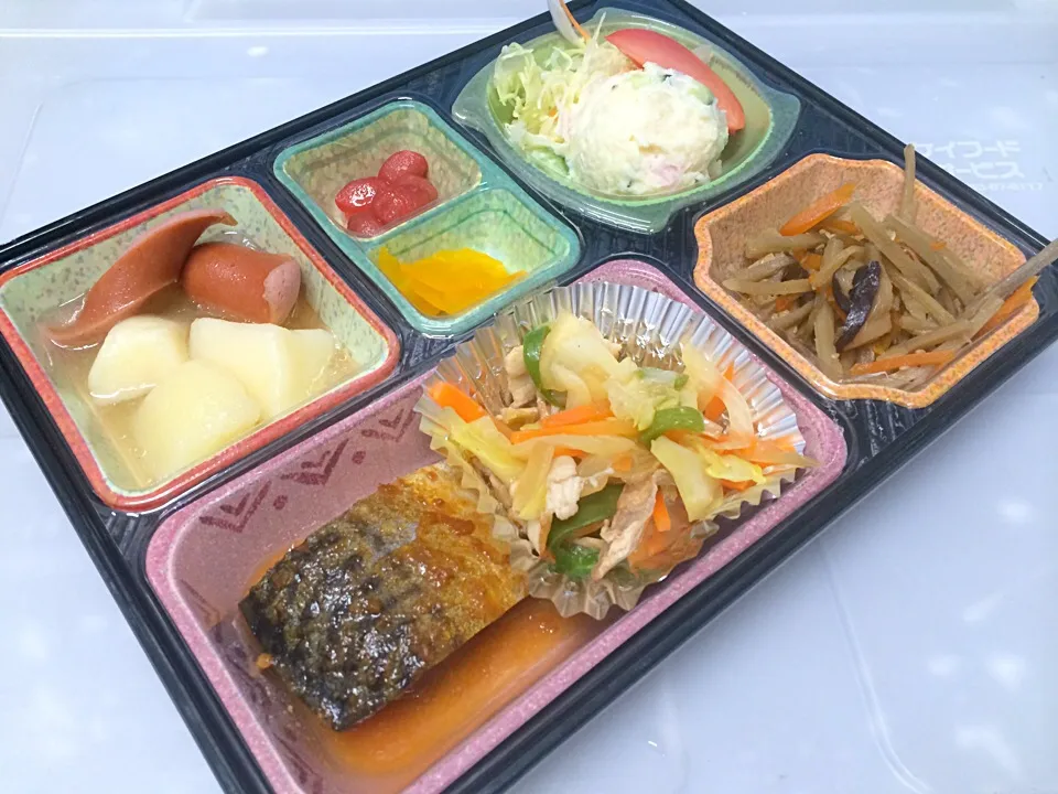 Snapdishの料理写真:日替わり弁当 野菜いっぱい豚肉の生姜焼き 豊川市の弁当店|Naokazu Kuritaさん