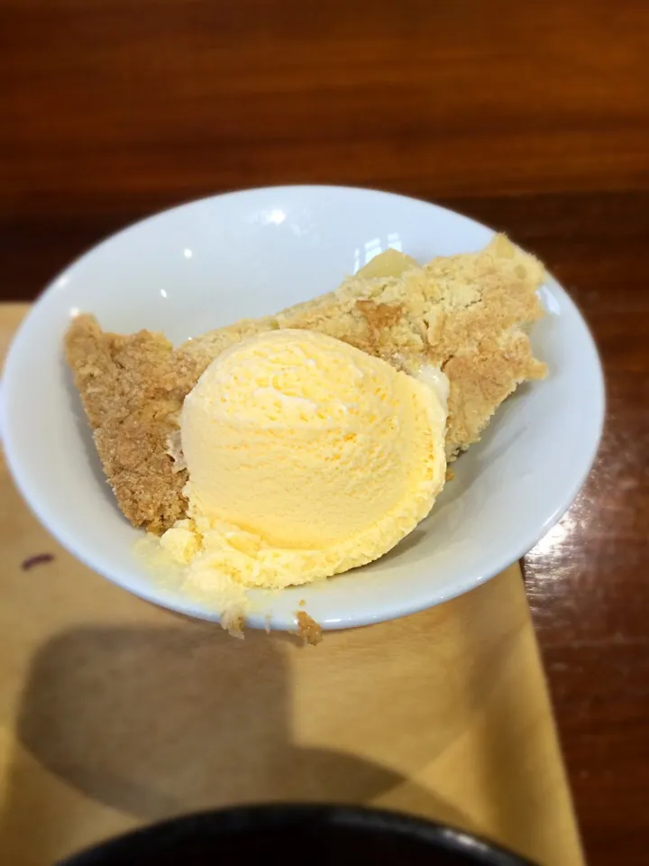 Apple and pear crumble with ice cream|Eviliseさん