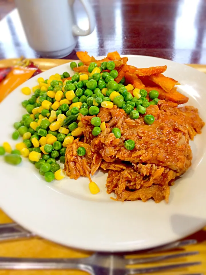 Snapdishの料理写真:Pulled pork, sweet potato fries|Eviliseさん