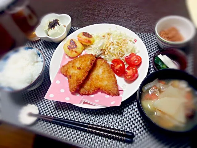 Snapdishの料理写真:鯵フライ
千切りキャベツとトマト
明太ポテト餅
枝豆豆腐の冷奴 韓国海苔のせ
胡瓜と蕪のぬか漬け
豚汁
納豆|rinkoさん