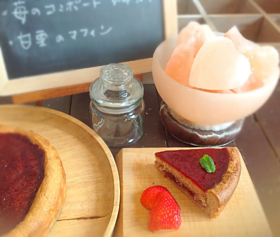 Snapdishの料理写真:ヴィーガン 苺のコンポートタルトケーキ|Asako  Yoshitakeさん