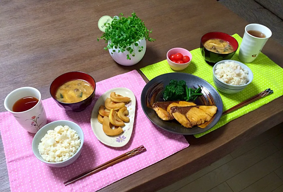 鰤の照り焼き黒酢風味、焼き筍、里芋ご飯、あげとしめじのお味噌汁、ミニトマト|pentarouさん