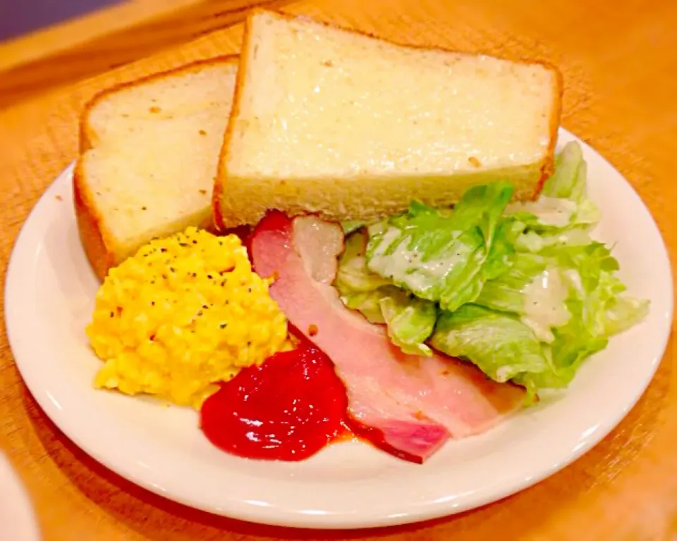 Bacon & Egg with lettuce & Toasted Bread|Liezlさん