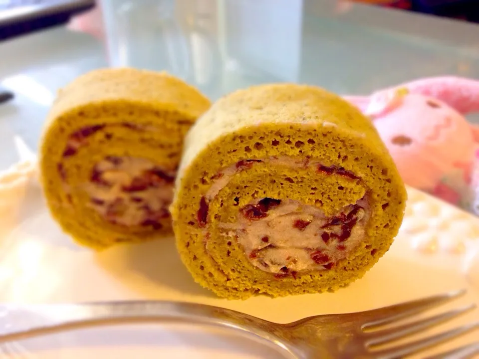 Snapdishの料理写真:matcha redbean cake抹茶红豆卷|Amyさん