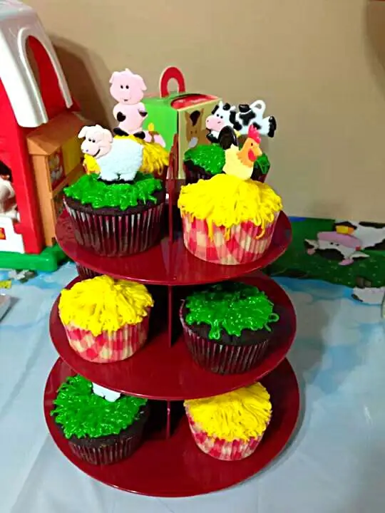 Chocolate and Vanilla Cupcakes (farm theme for son's birthday)|S Theoさん