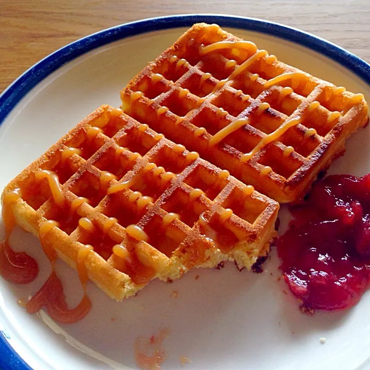 waffle with caramel and strawberry sylt|KC Agustinさん