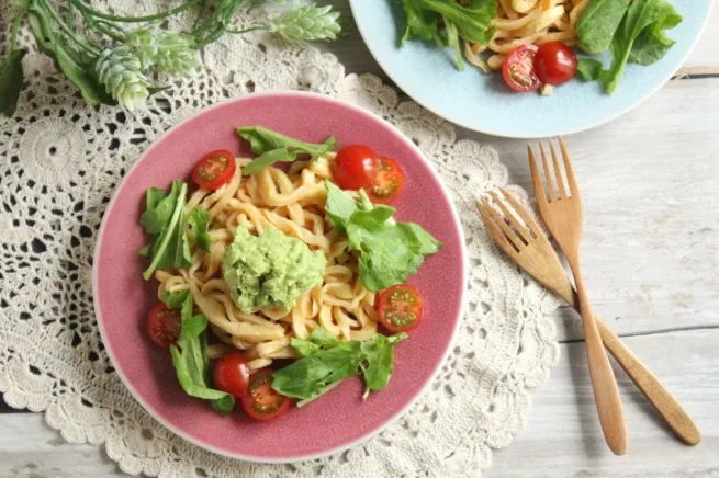 手打ち生パスタで♪　アボカドレモンクリームと明太子ソースのスパゲッティ|料理研究家 五十嵐夫妻さん