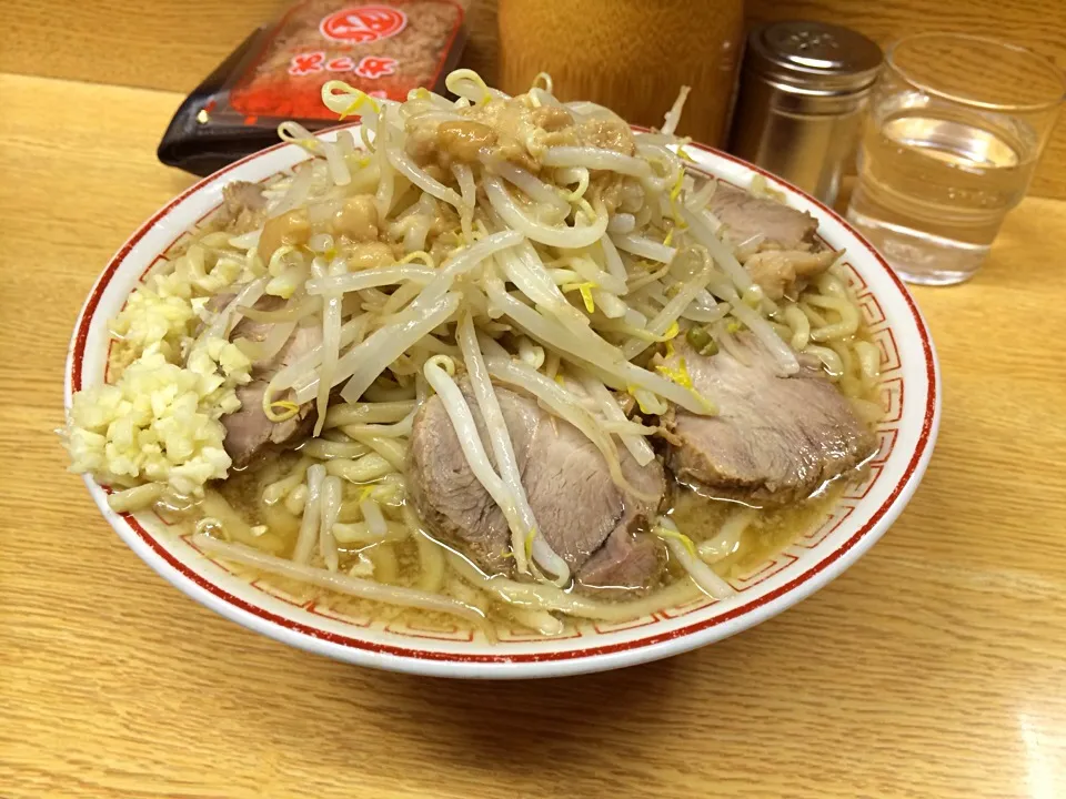 Snapdishの料理写真:新代田二郎 塩べえ(しょっぱい方) ニンニクヤサイアブラ カツオ節|ひとしおぶですさん