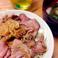 がっつり生姜をきかせたローストビーフのっけ丼と湯葉と茄子の味噌汁♪|キラキラさん