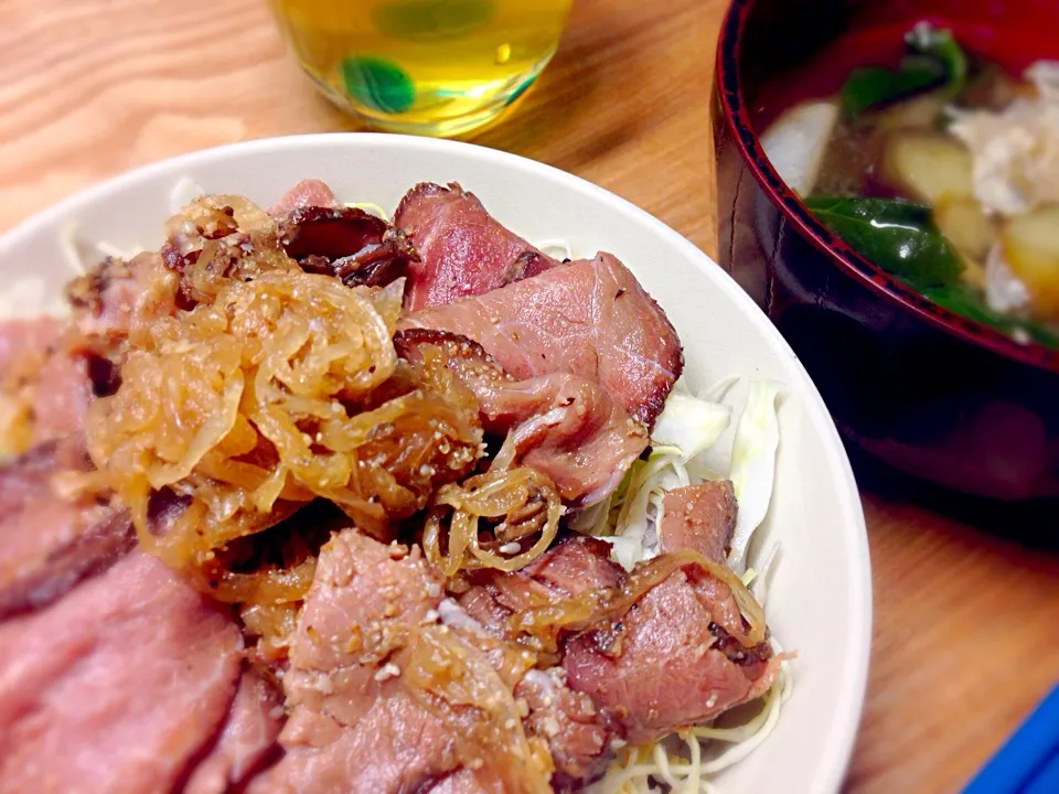 がっつり生姜をきかせたローストビーフのっけ丼と湯葉と茄子の味噌汁♪|キラキラさん