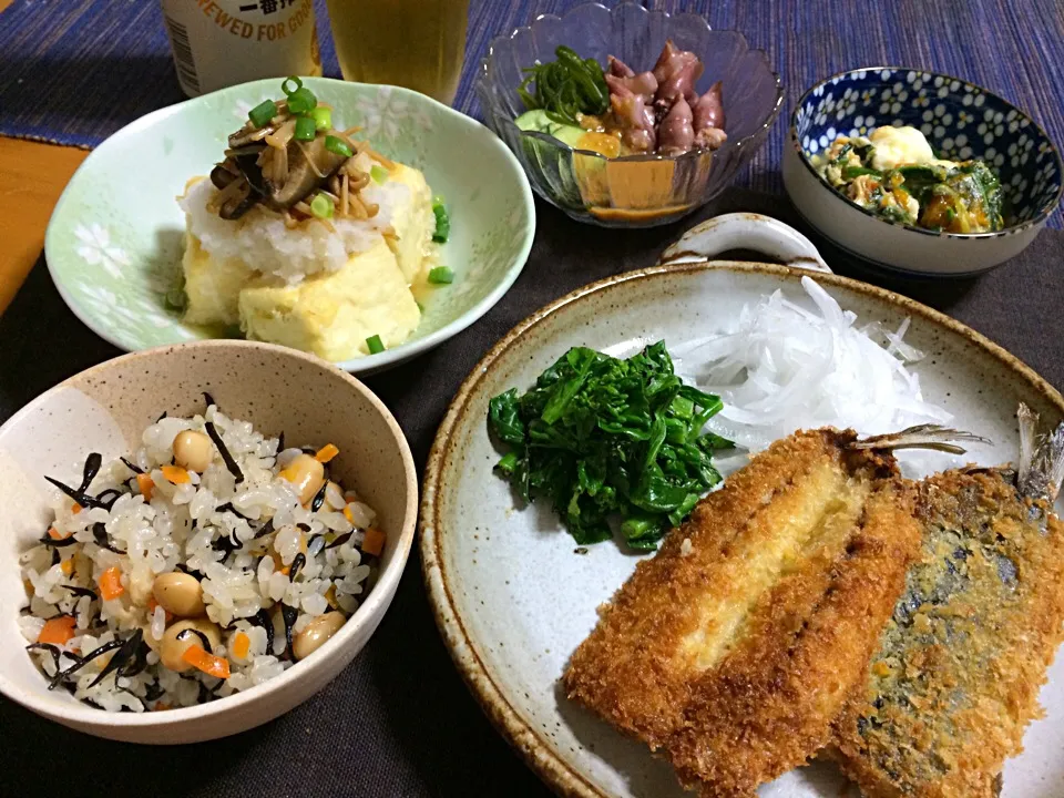 イワシのフライ＋菜の花胡麻和えレモン風味＋さらし新玉ねぎ、揚げ出し豆腐＋おろしとキノコあん、ホタルイカと昆布の酢味噌、大豆とひじきご飯、残り野菜の卵とじ|ぷっくりんこ💙さん