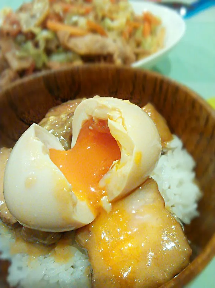 豚バラの京風白味噌煮込み&味付煮玉子のっけ丼。(；・ω・)ながっ|ゆーこ。さん