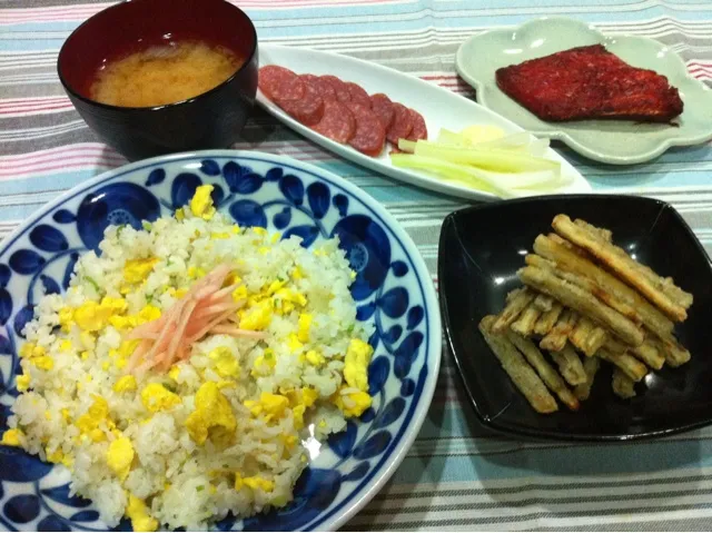 aikoさんの牛蒡さくさく揚げ・しらすネギと新生姜焼き飯・タラみりん干し・カルパスとセロリ・白菜エリンギ味噌汁|まーままさん